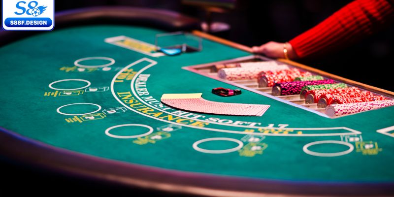 Blackjack yêu cầu người chơi đối đầu với nhà cái